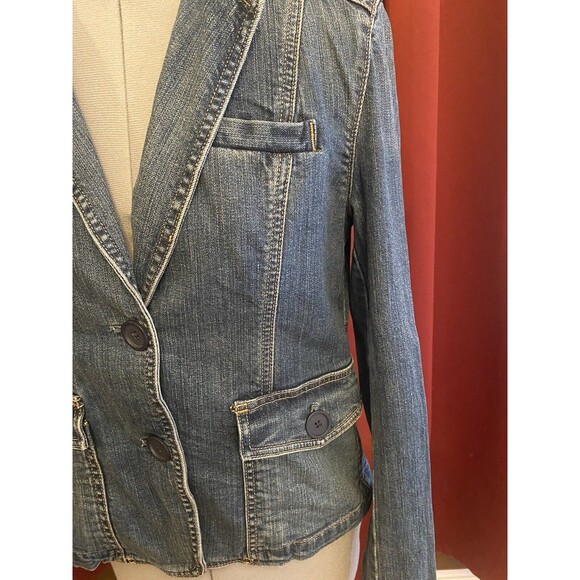 Gap Denim Jacket Sz-6 Button Closure 1 Lapel Pocket 2 Button Pockets Tapered - Picture 2 of 6